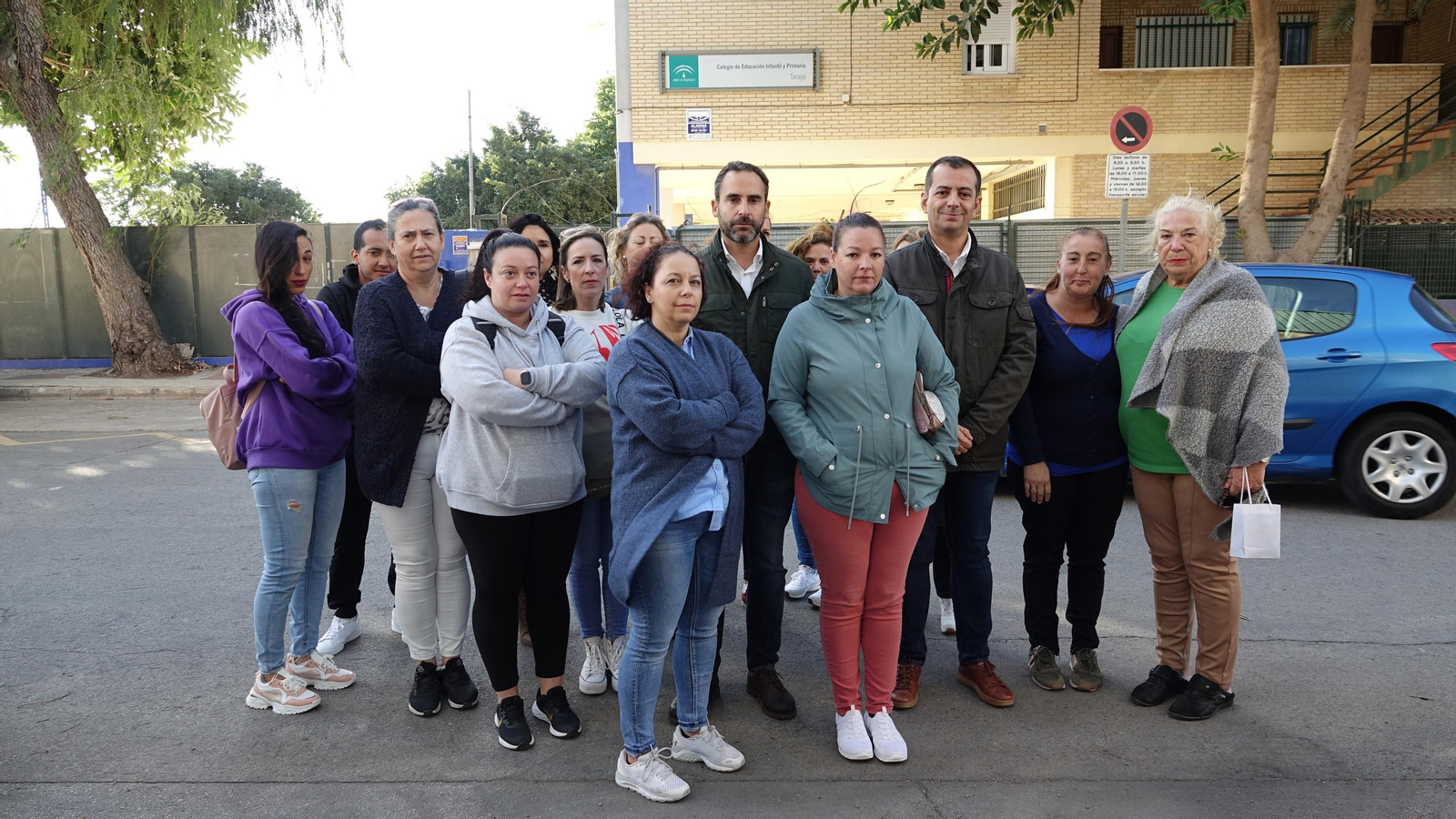 El socialista Daniel Pérez, este lunes, junto a algunas familias a las puertas del colegio. El socialista Daniel Pérez, este lunes, junto a algunas familias a las puertas del colegio.