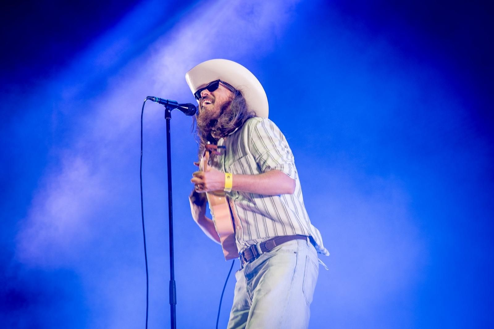 Carlos Sadness con su sombrero típico durante su actuación.