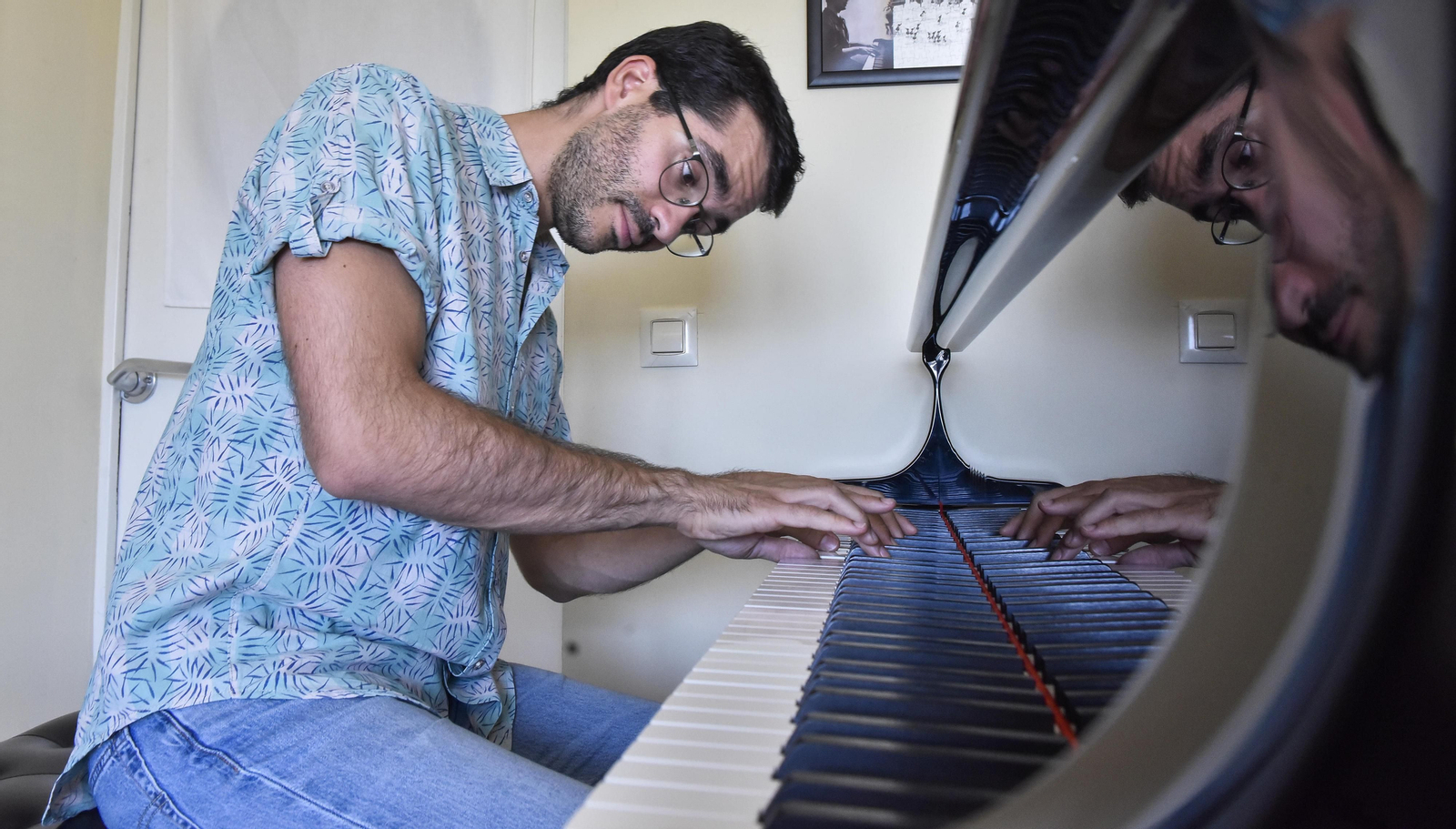 Juan Pérez Floristán, tocando el piano.