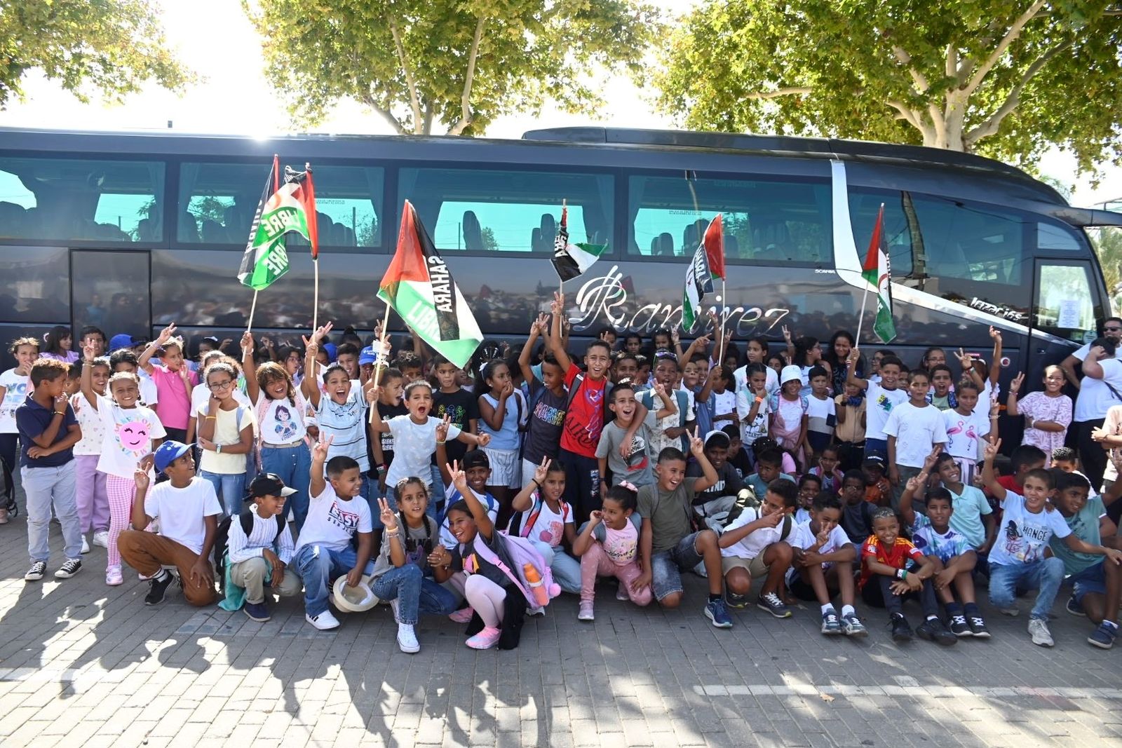 La emotiva despedida de los niños saharauis de Córdoba, en imágenes