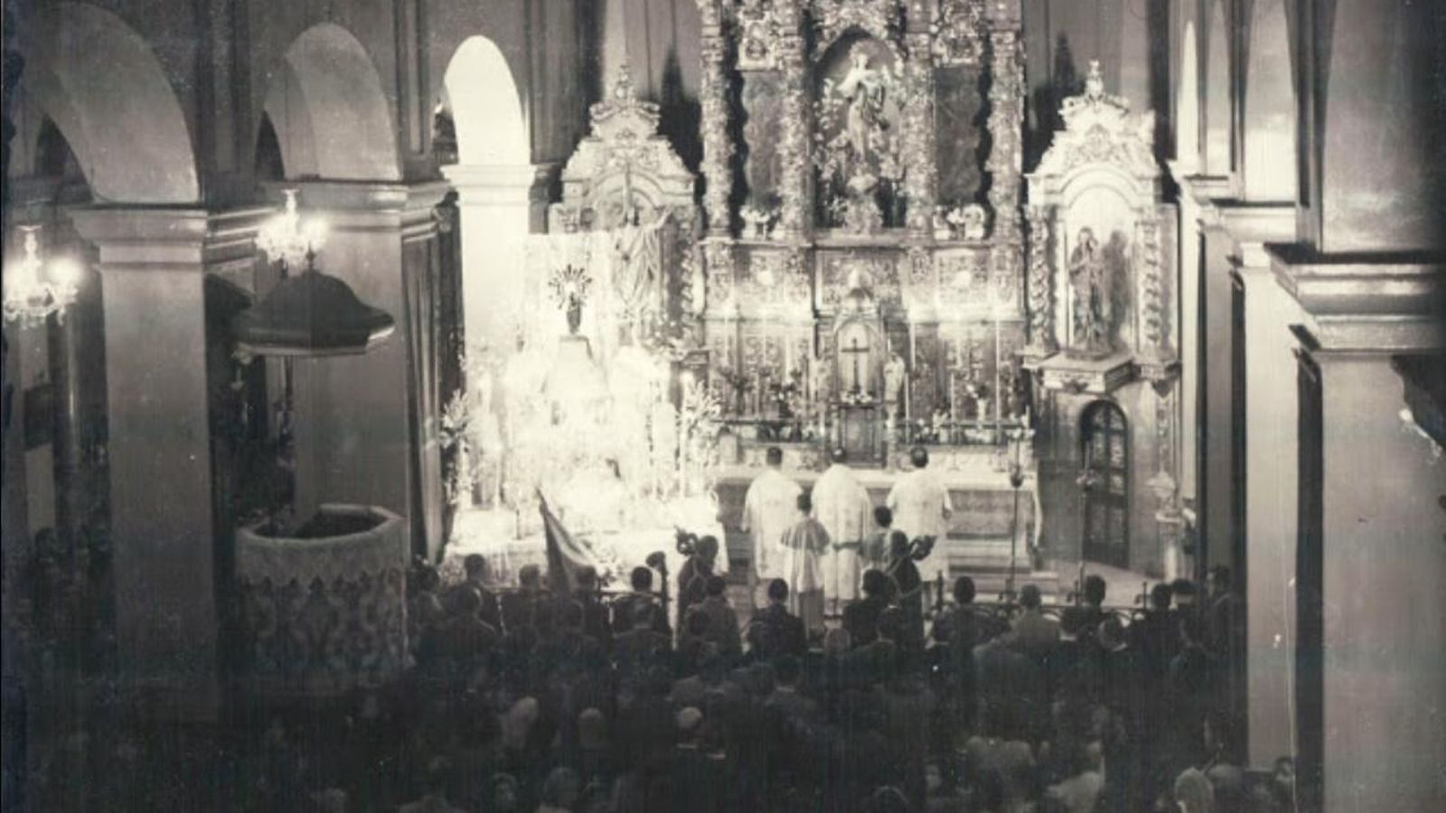 Celebración de una misa, alrededor del año 1950. Celebración de una misa, alrededor del año 1950.