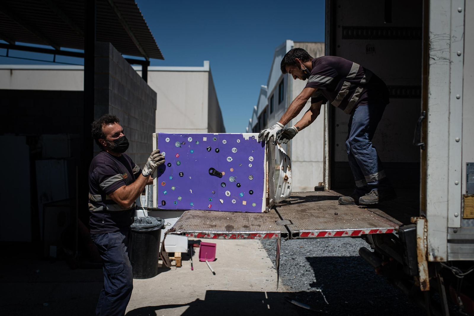 Una visita a la tienda de Traperos de Emaús en imágenes