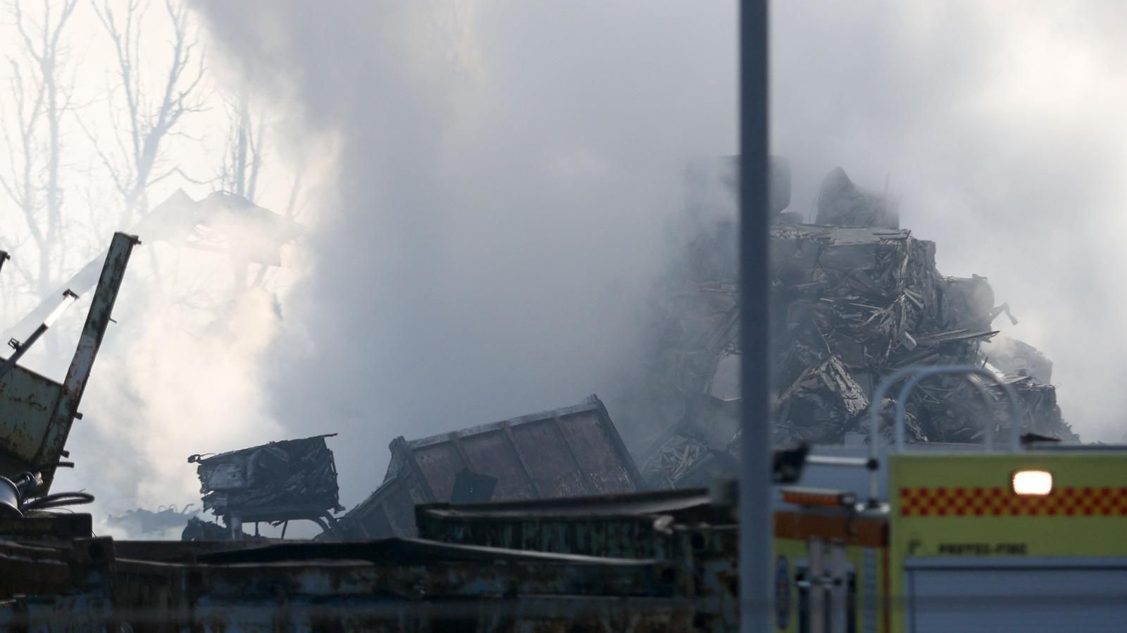 Espectacular incendio en una chatarrería de Jerez