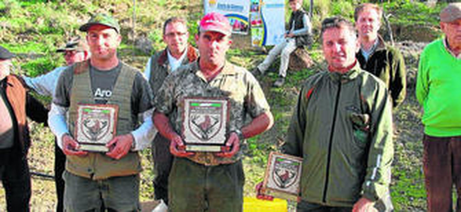 Los tres clasificados del campeonato con su trofeo, dos de ellos de Almería.