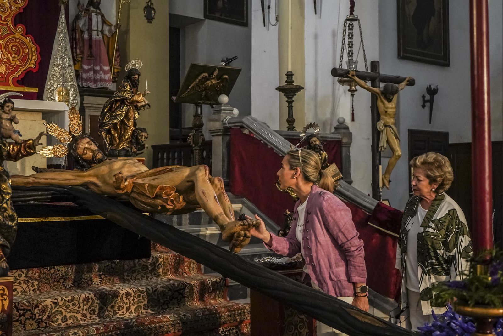 El besapiés al Cristo de los Favores, en imágenes