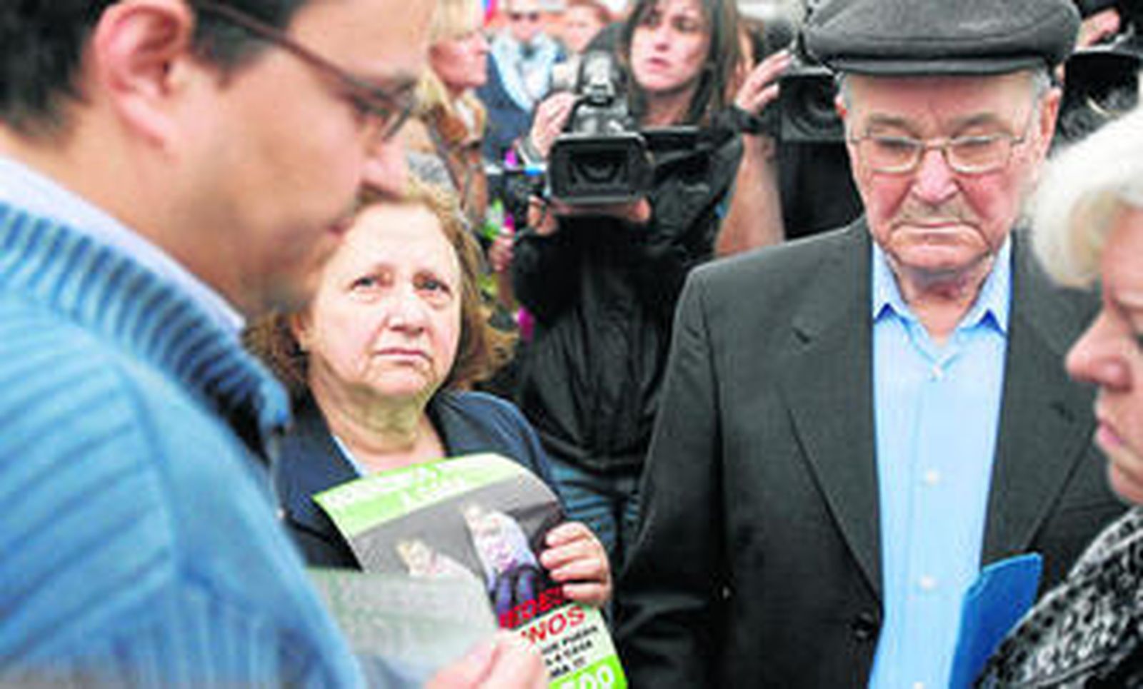Los padres de José Bretón, al inicio de la manifestación en la plaza del Cristo de Gracia.