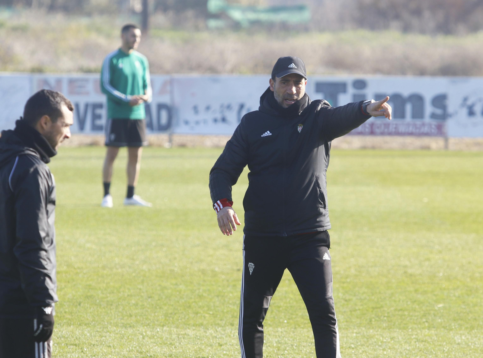 Raúl Agné dirige una sesión de entrenamiento sobre el césped de la Ciudad Deportiva.