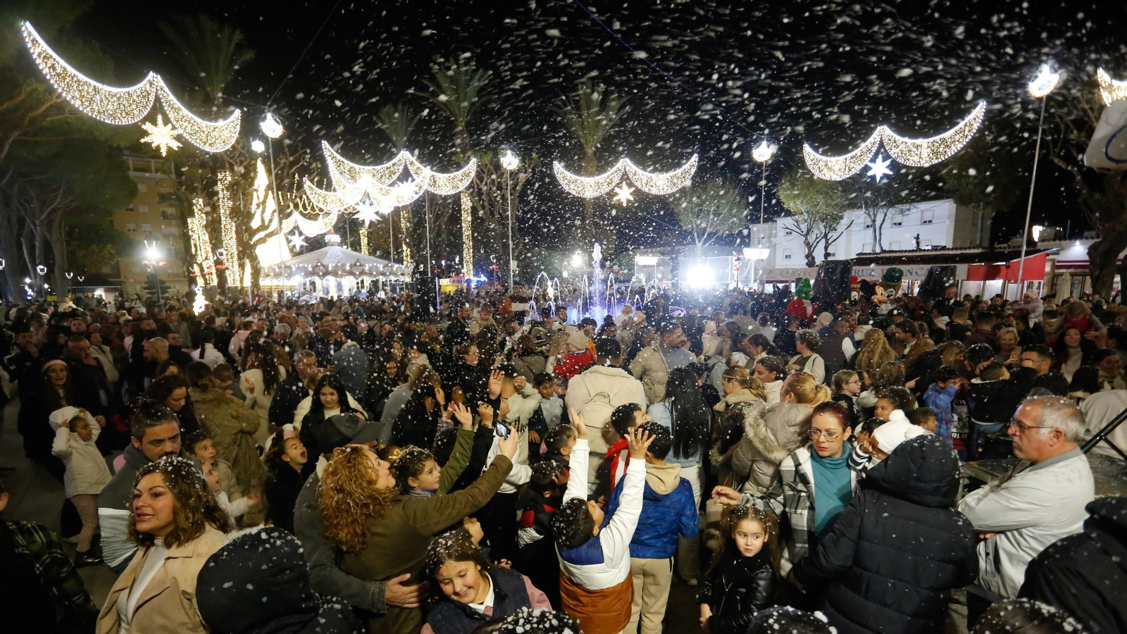 Las fotografías del encendido del alumbrado de Navidad en San Roque