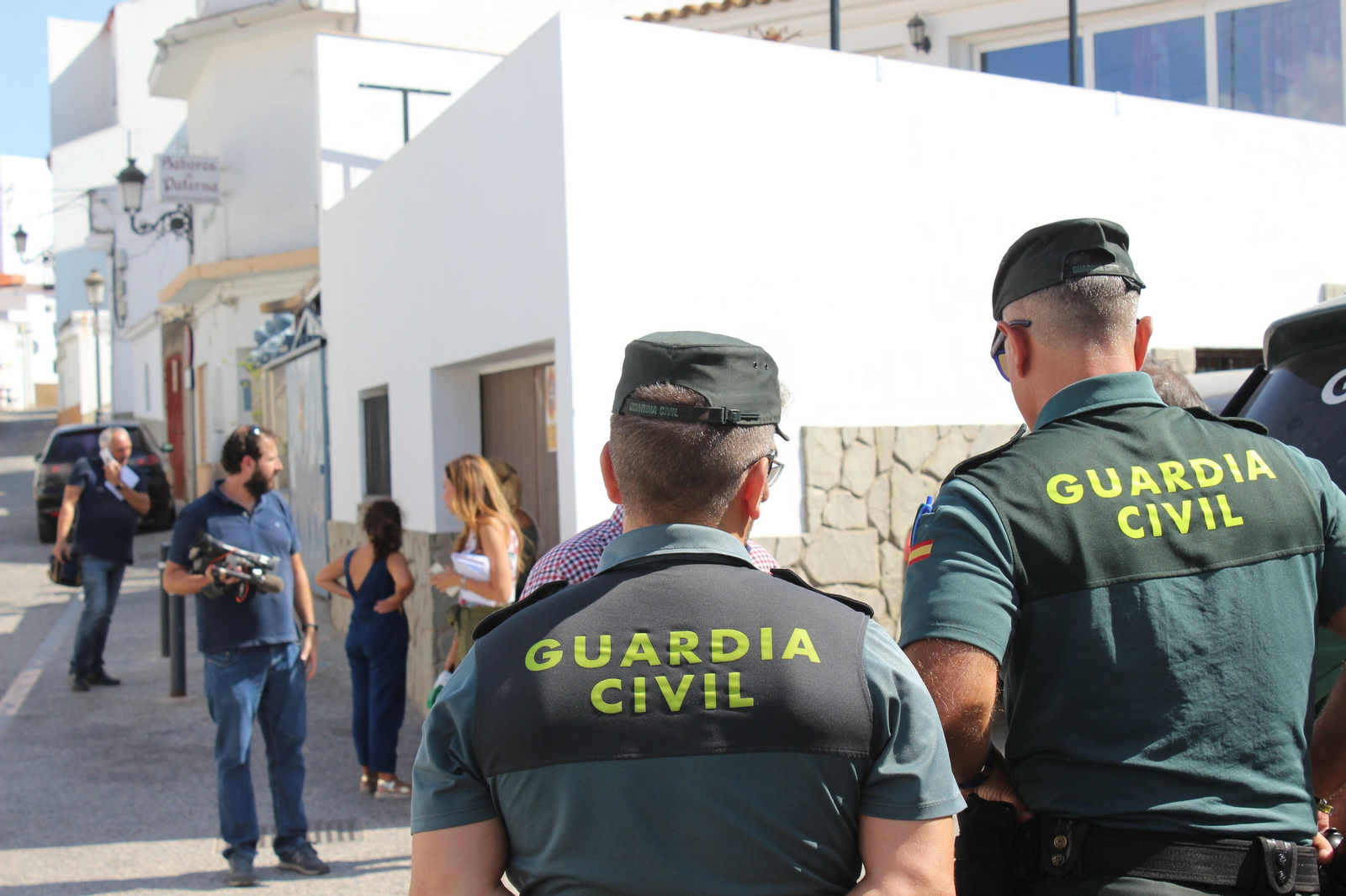 Agentes de la Guardia Civil y periodistas, cerca de la fábrica de 'Sabores de Paterna' que está siendo inspeccionada. Agentes de la Guardia Civil y periodistas, cerca de la fábrica de 'Sabores de Paterna' que está siendo inspeccionada.