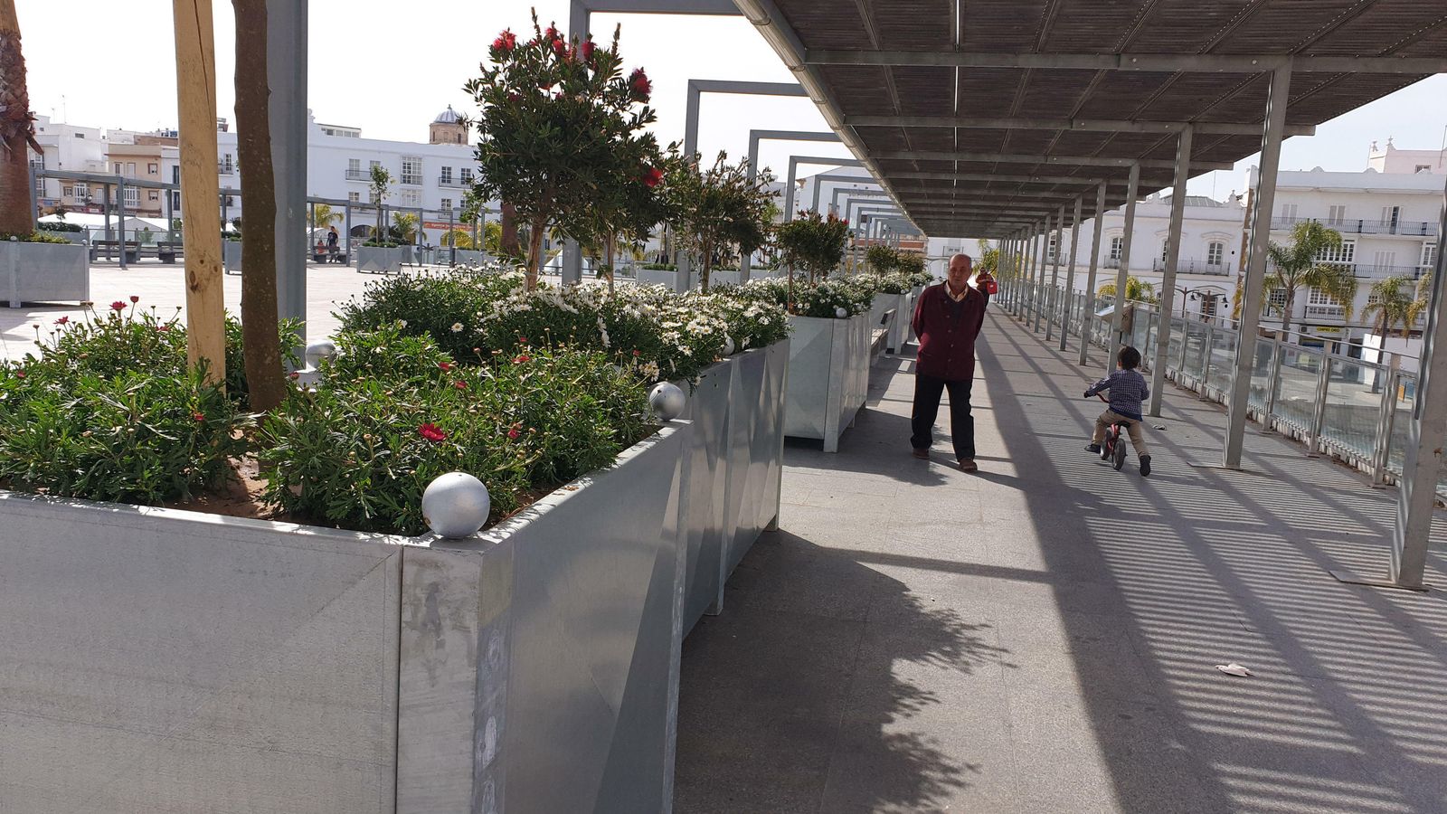 Maceteros de grandes dimensiones que se han colocado en la pasarela sobre el río.