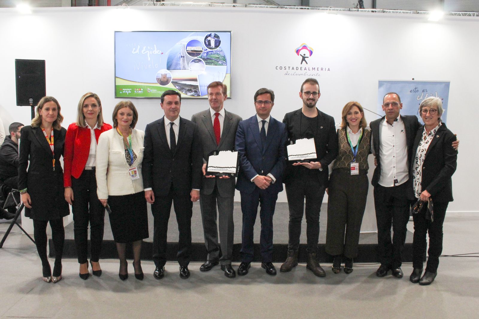 Representantes institucionales y premiados durante la presentación ejidense en FITUR.