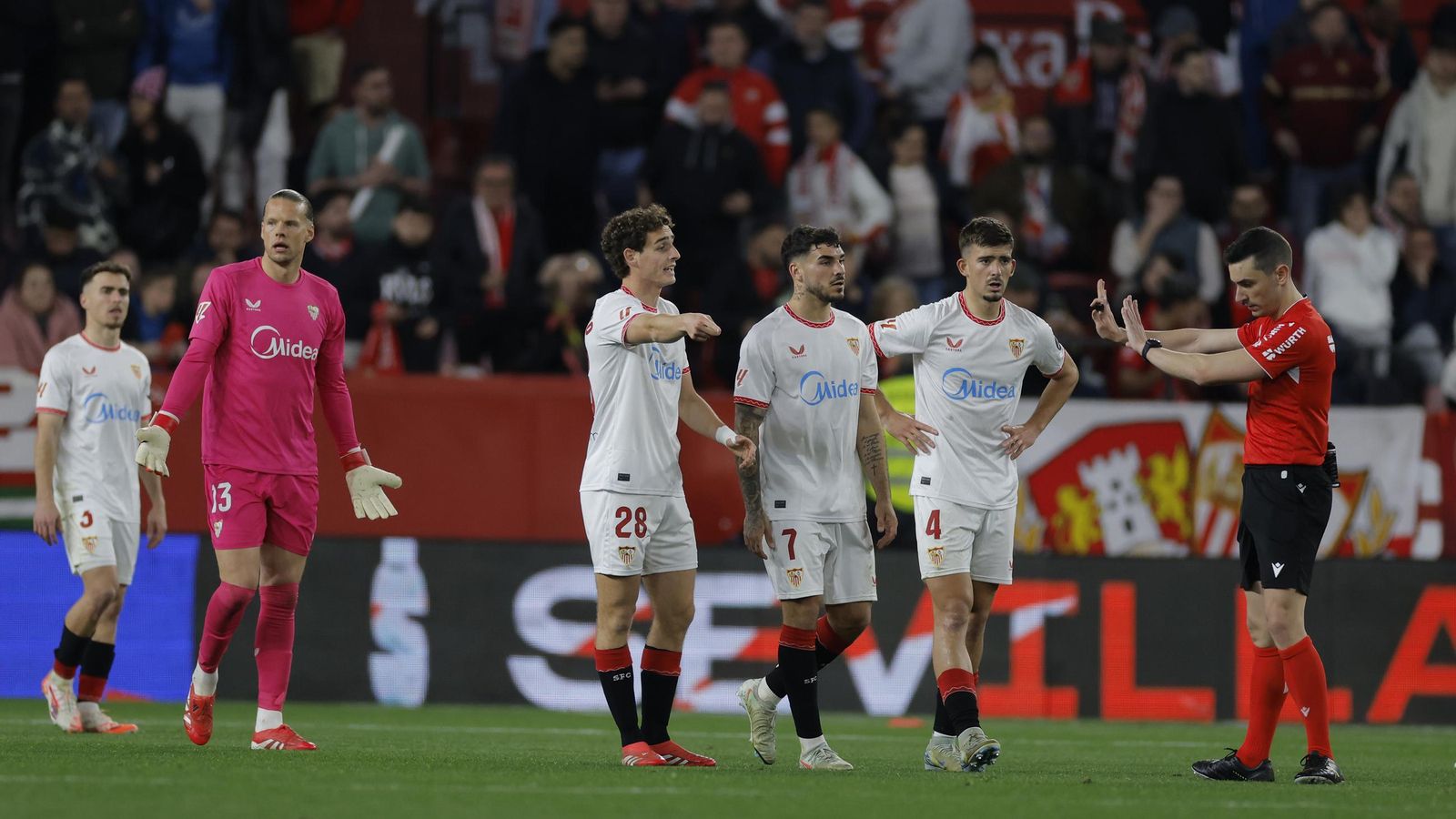 Nyland parece no entender nada mientras sus compañeros le protestan a Muñiz Ruiz.