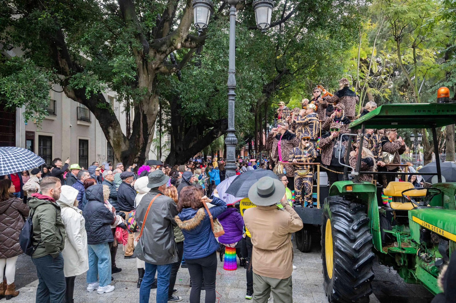 Las mejores imágenes de un Lunes de Coros pasado por agua en el Carnaval de Cádiz 2024