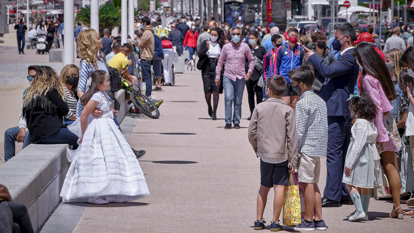 Las playas, como ésta de Cádiz, se llenaron tras el primer fin de semana con movilidad entre provincias