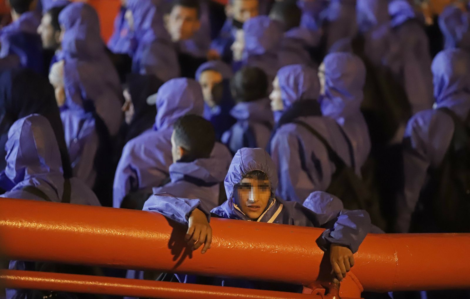 Un menor migrante, a su llegada al Puerto de Algeciras a bordo de una embarcación de Salvamento Marítimo.