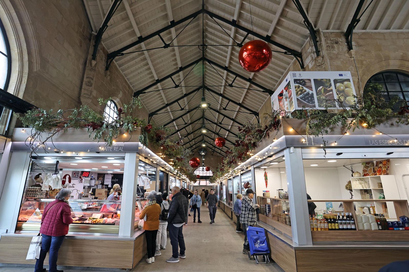 Ésta es la decoración navideña del mercado central de Jerez
