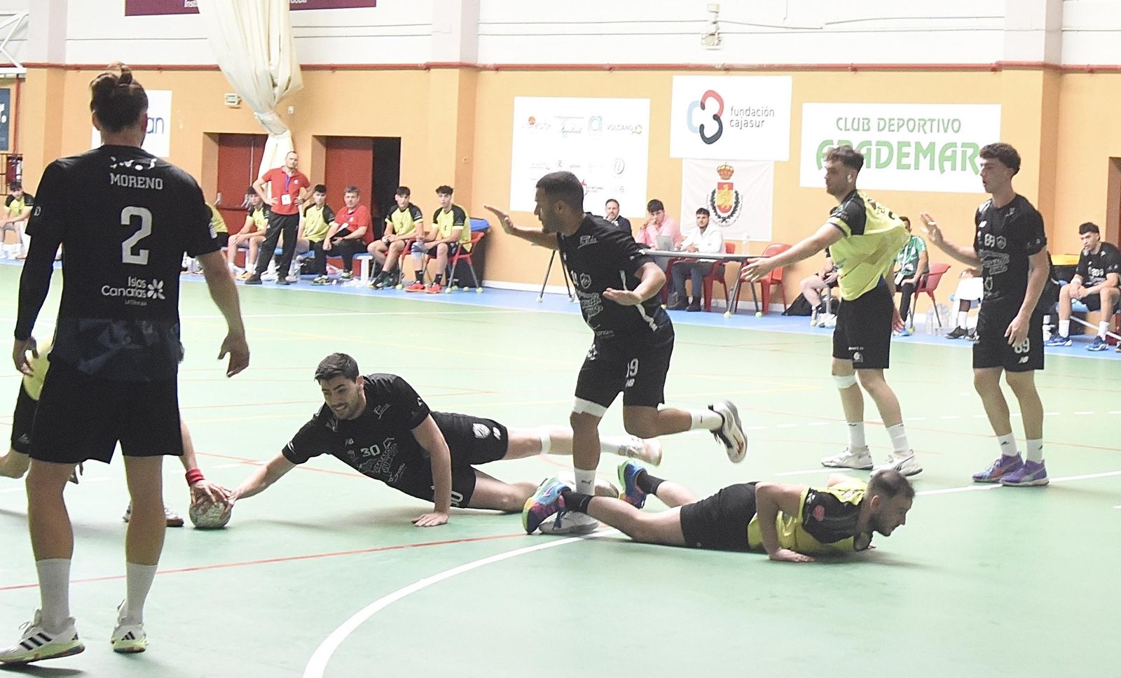 Lance del duelo entre el Cajasur Córdoba y el BM Gáldar.