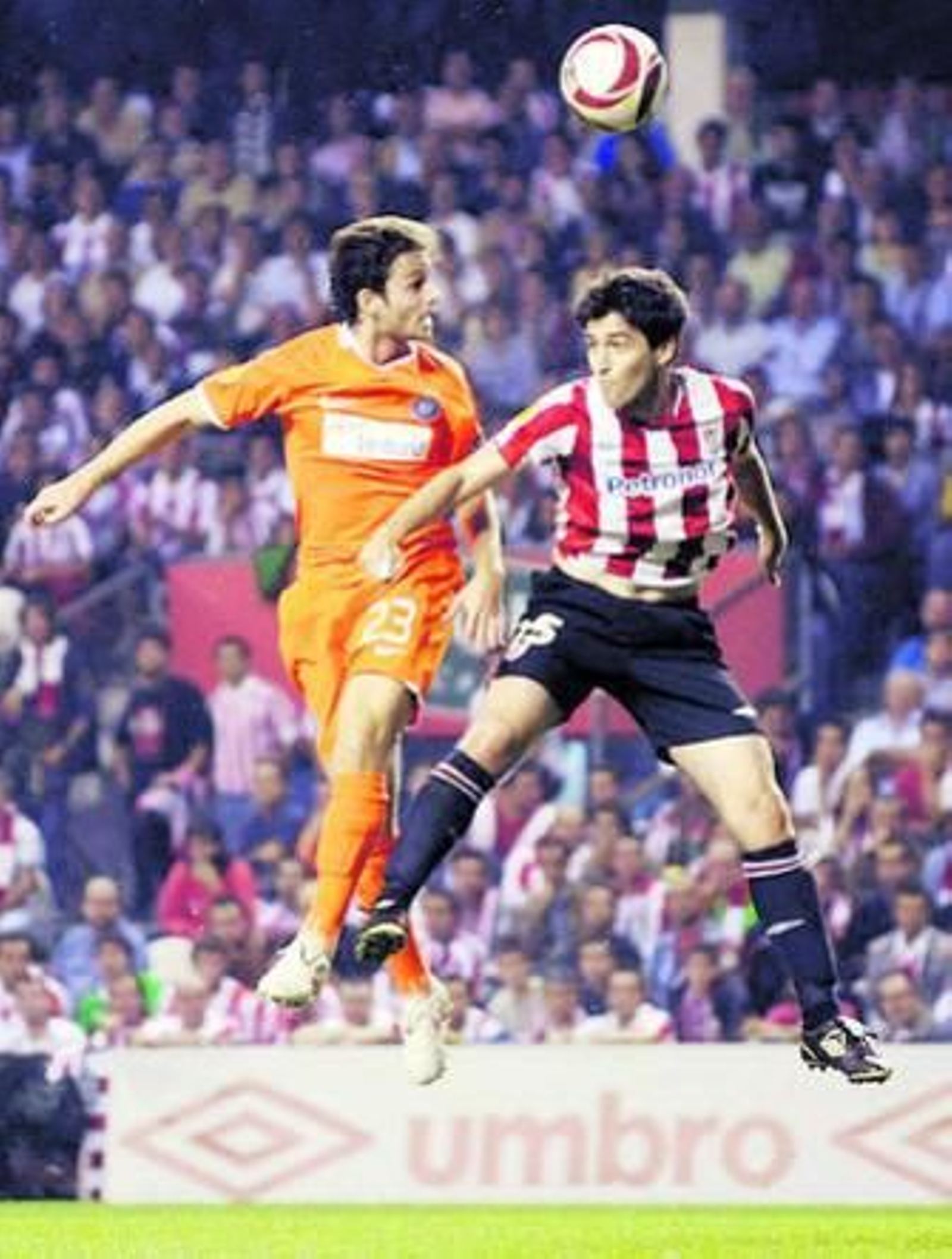 Iraola salta con un jugador del equipo rival.