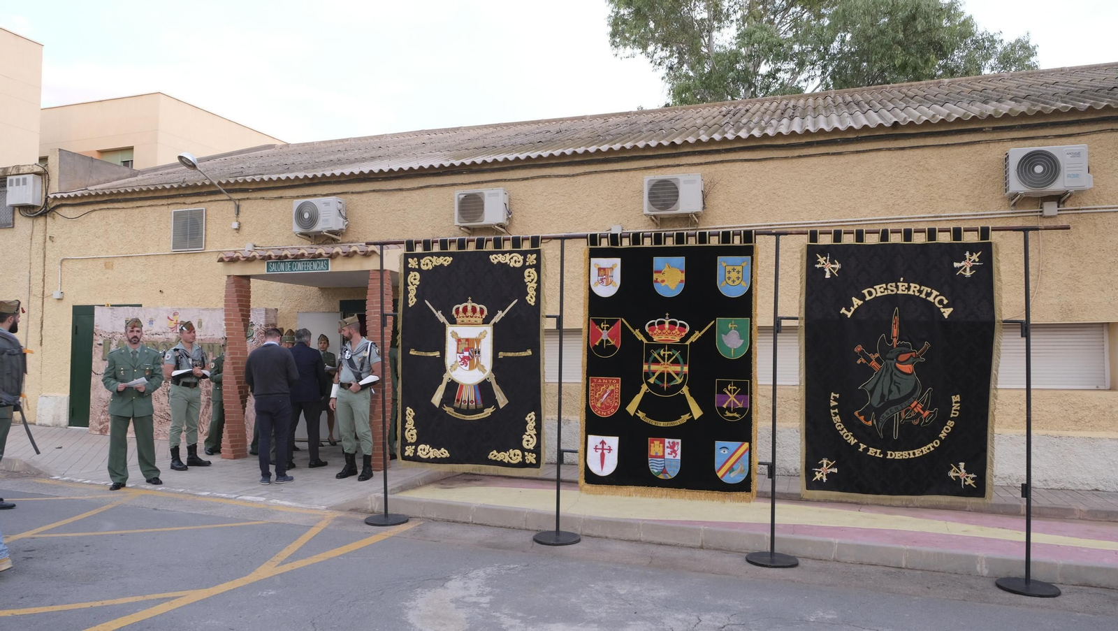 La Legión Española rinde tributo a los 'desérticos' en su gala, en imágenes