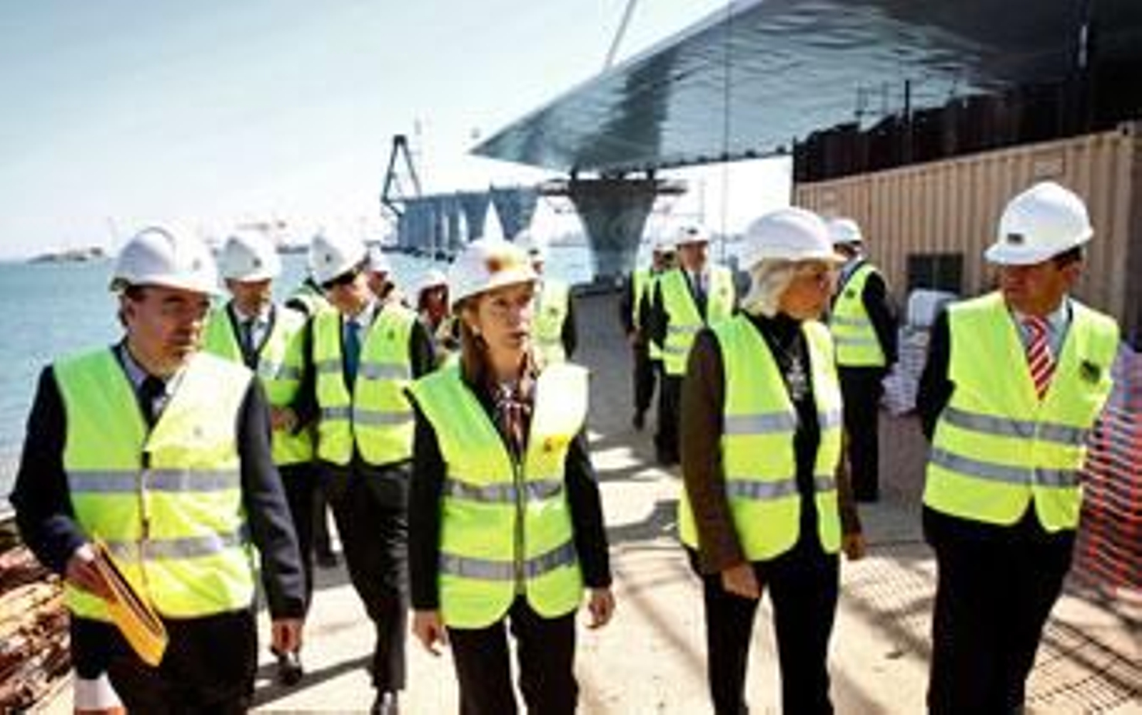 Ana Pastor, ayer en su visita a las obras del segundo puente junto a Teófila Martínez./Lourdes de Vicente