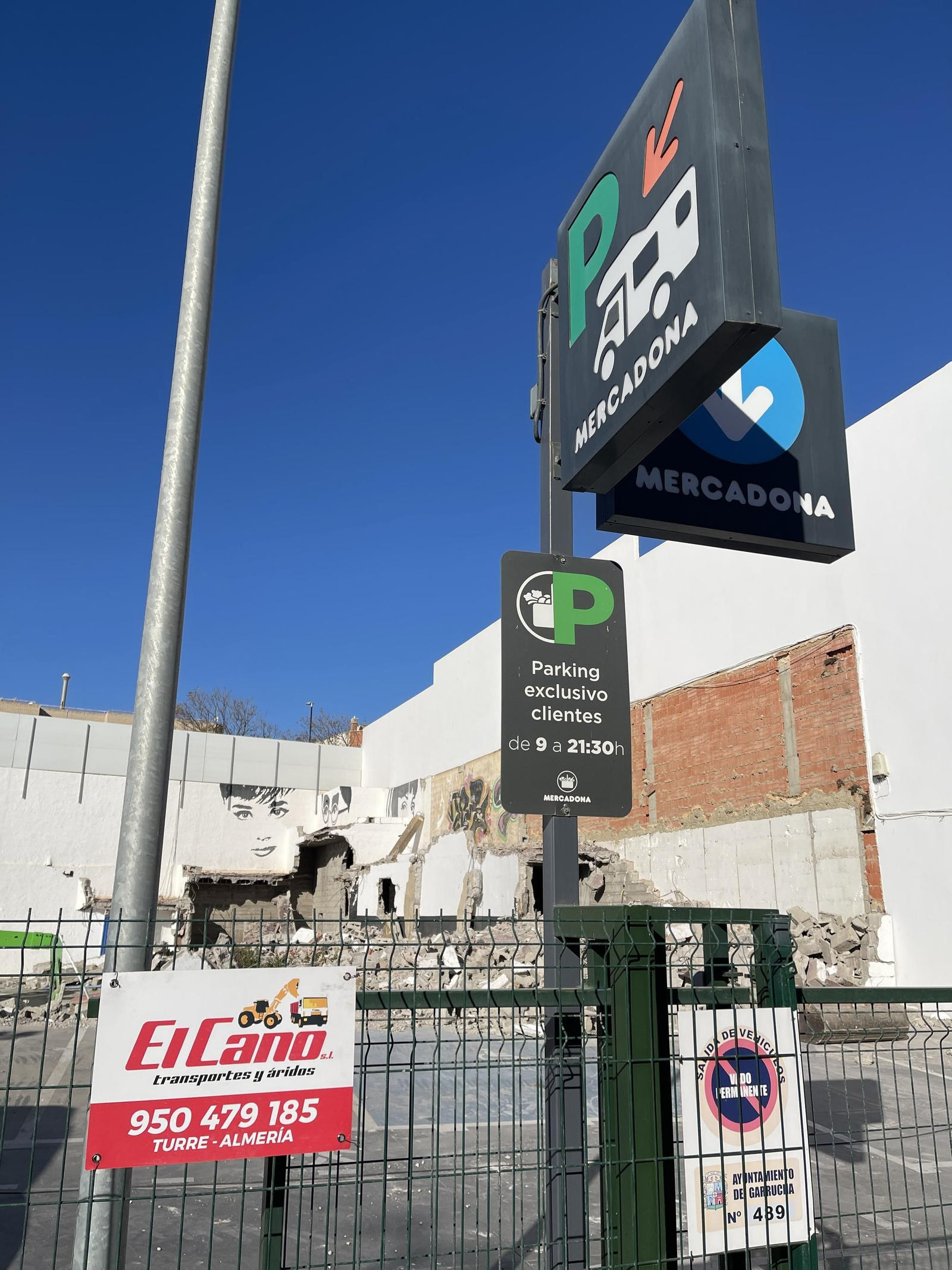 Las imágenes de la demolición del cine Tenis de Garrucha