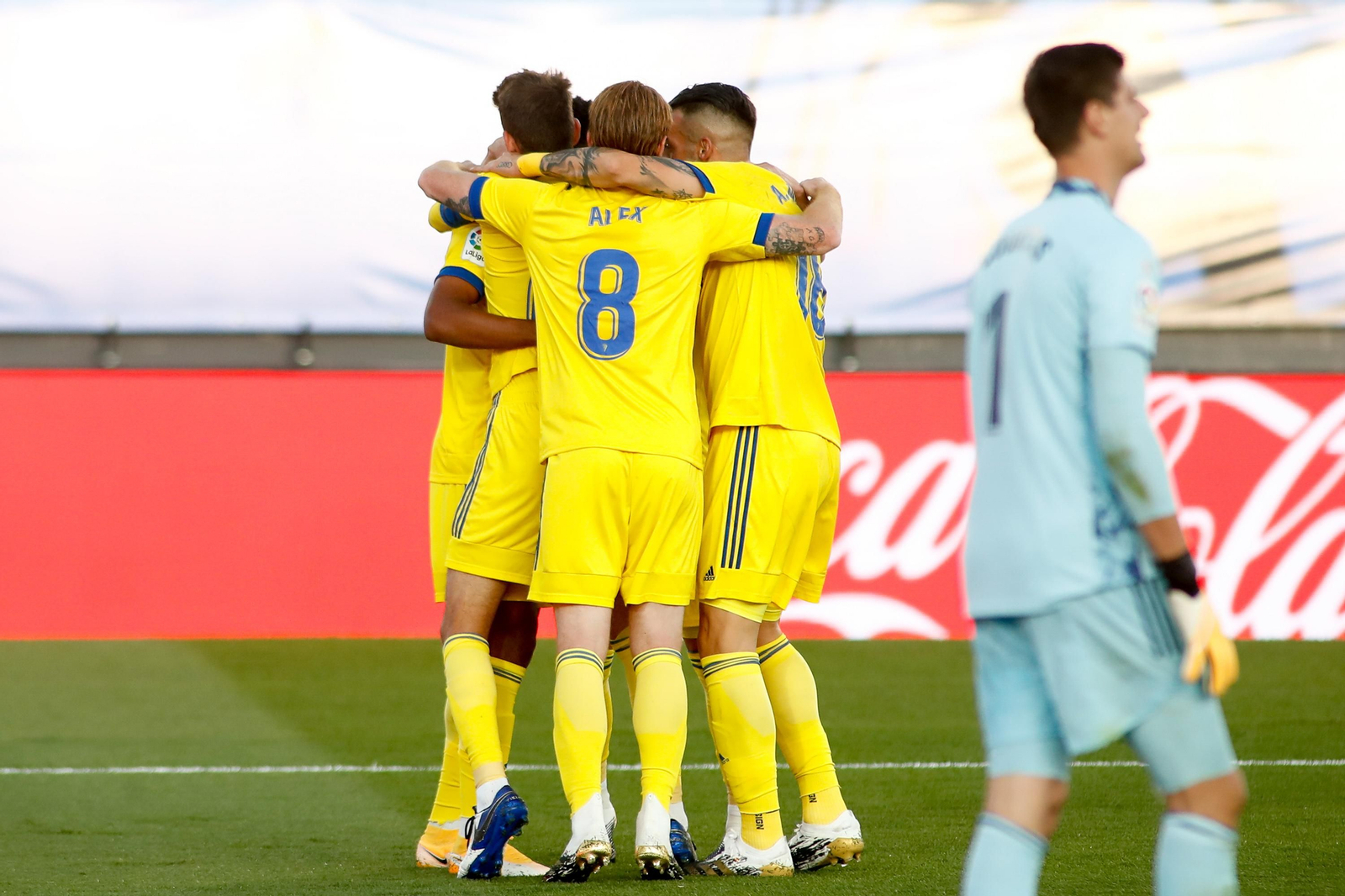Los jugadores del Cádiz celebran el gol contra el Real Madrid.