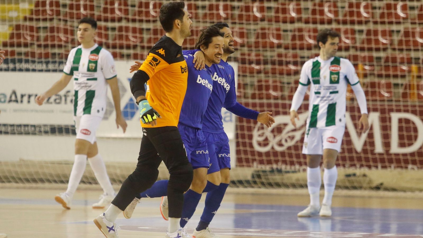 Los jugadores del Betis Futsal celebran el gol de Burrito.