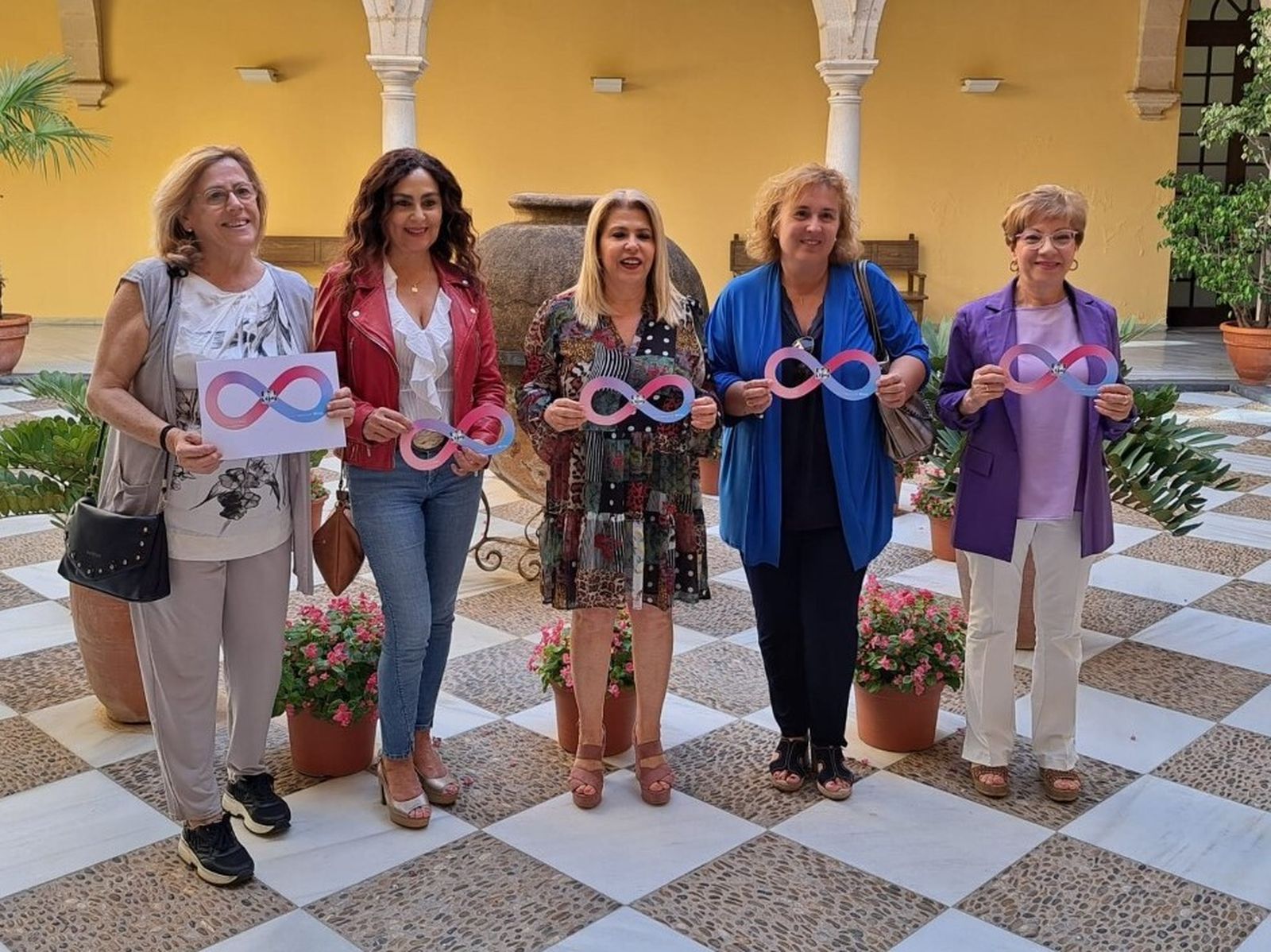 Mamen Sánchez, Carmen Collado y directivas de Autismo Cádiz, tras la lectura de la declaración institucional en el Ayuntamiento de Jerez.