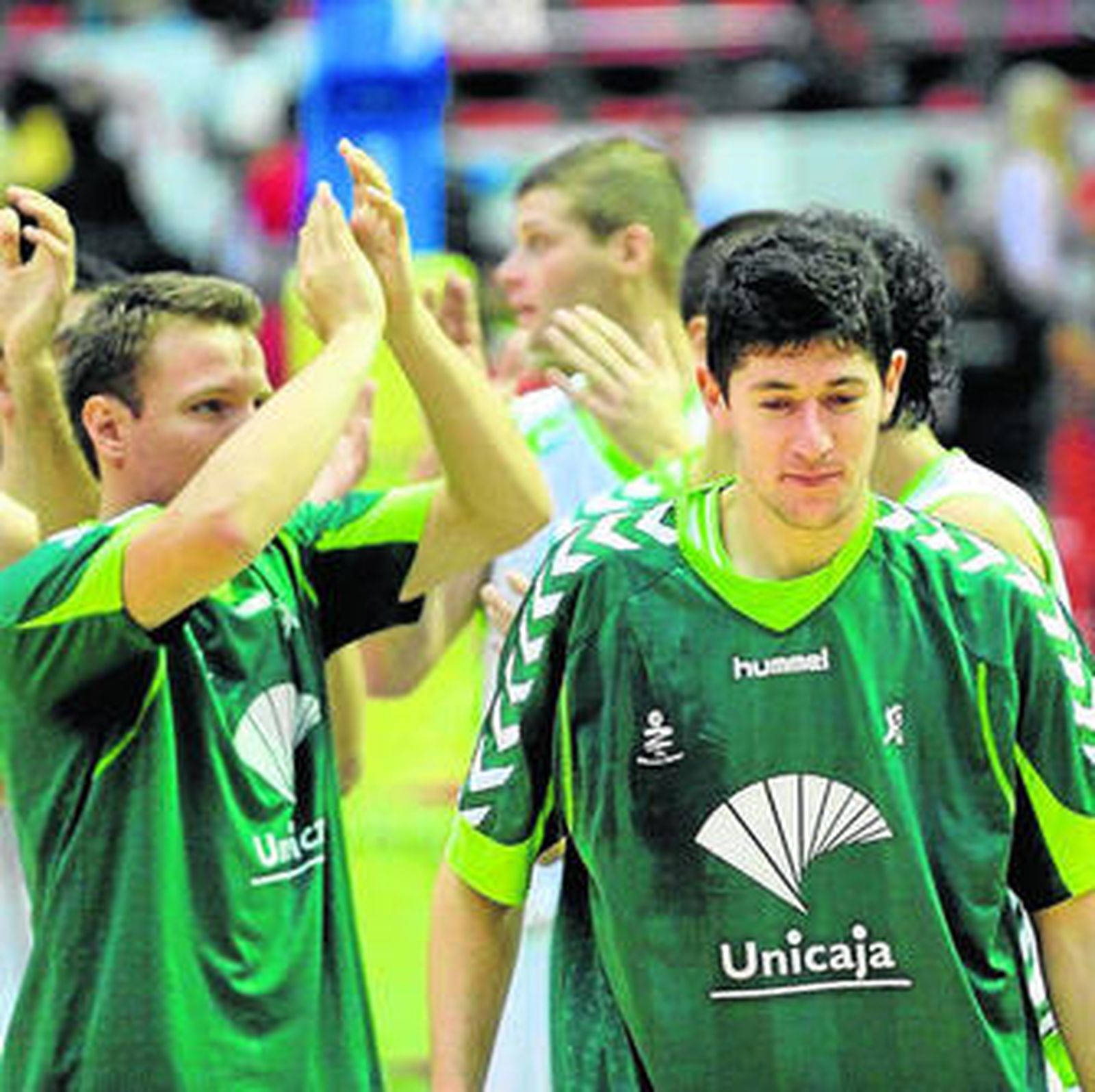 Rafa Freire y Panchi Barrera saludan después de un partido.