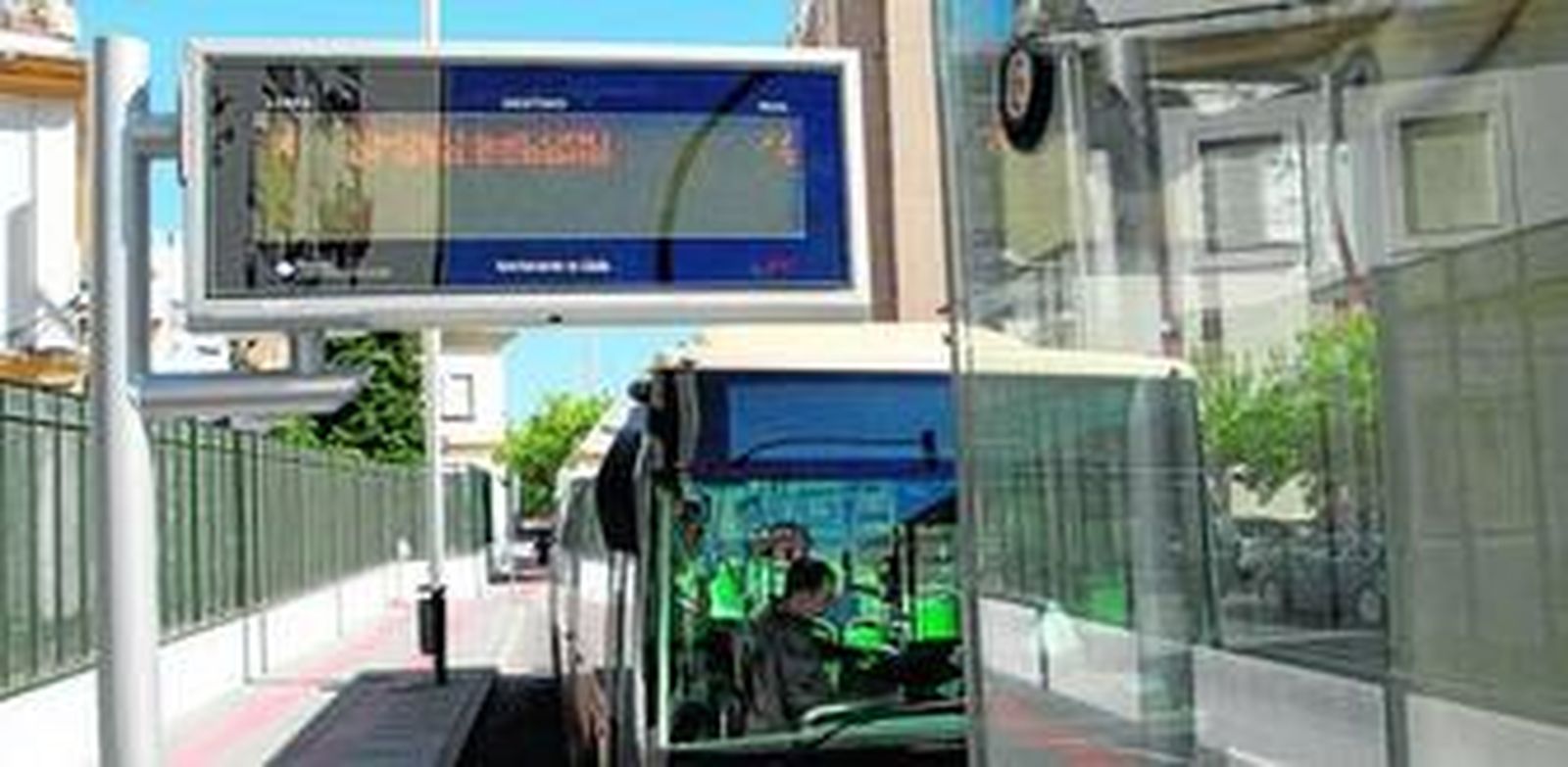 La pantalla situada en la parada de la avenida Juan Carlos I a altura de la calle Trille, en funcionamiento.