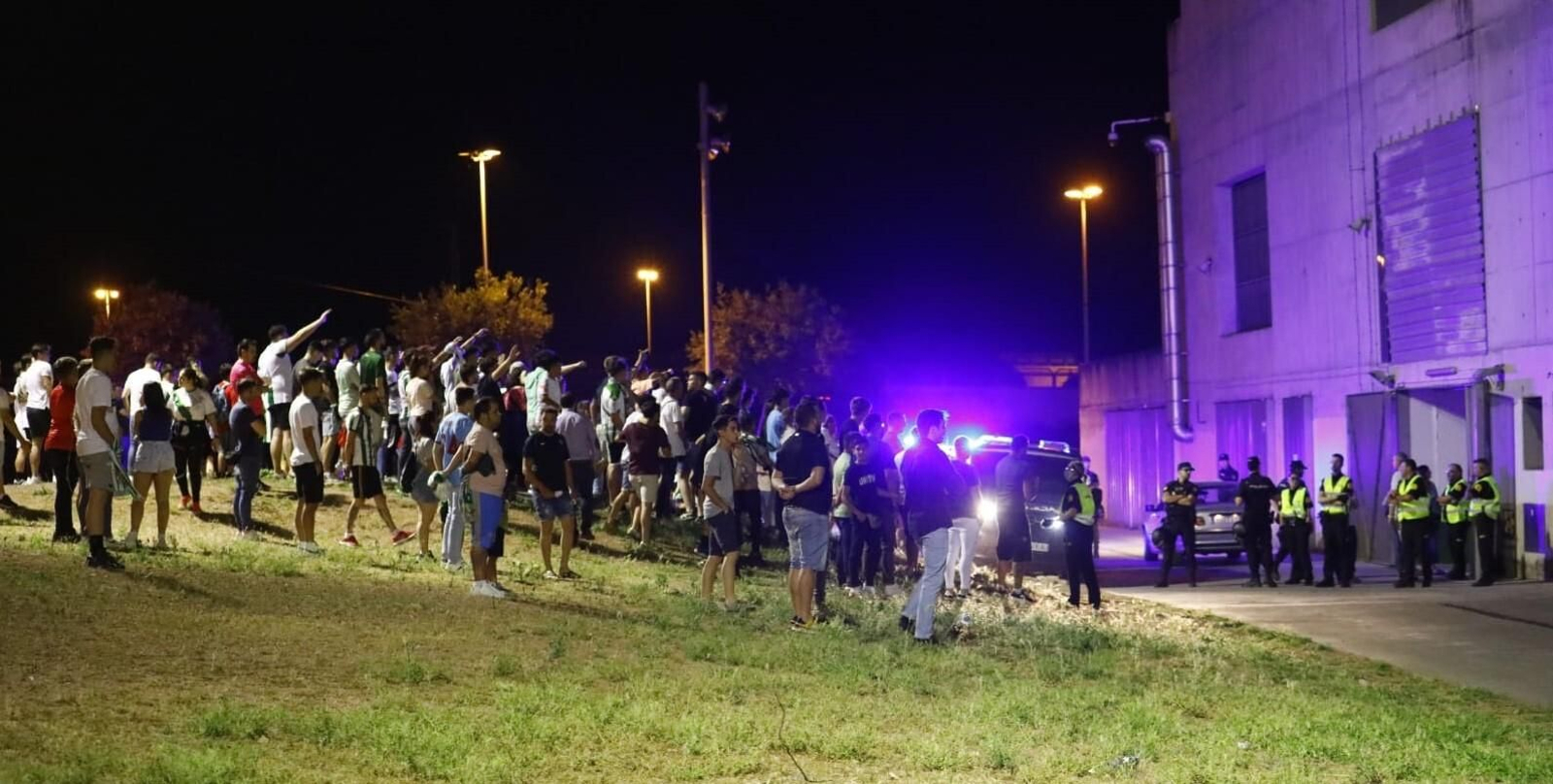 Aficionados del Córdoba CF abroncan a los jugadores a su salida de El Arcángel.