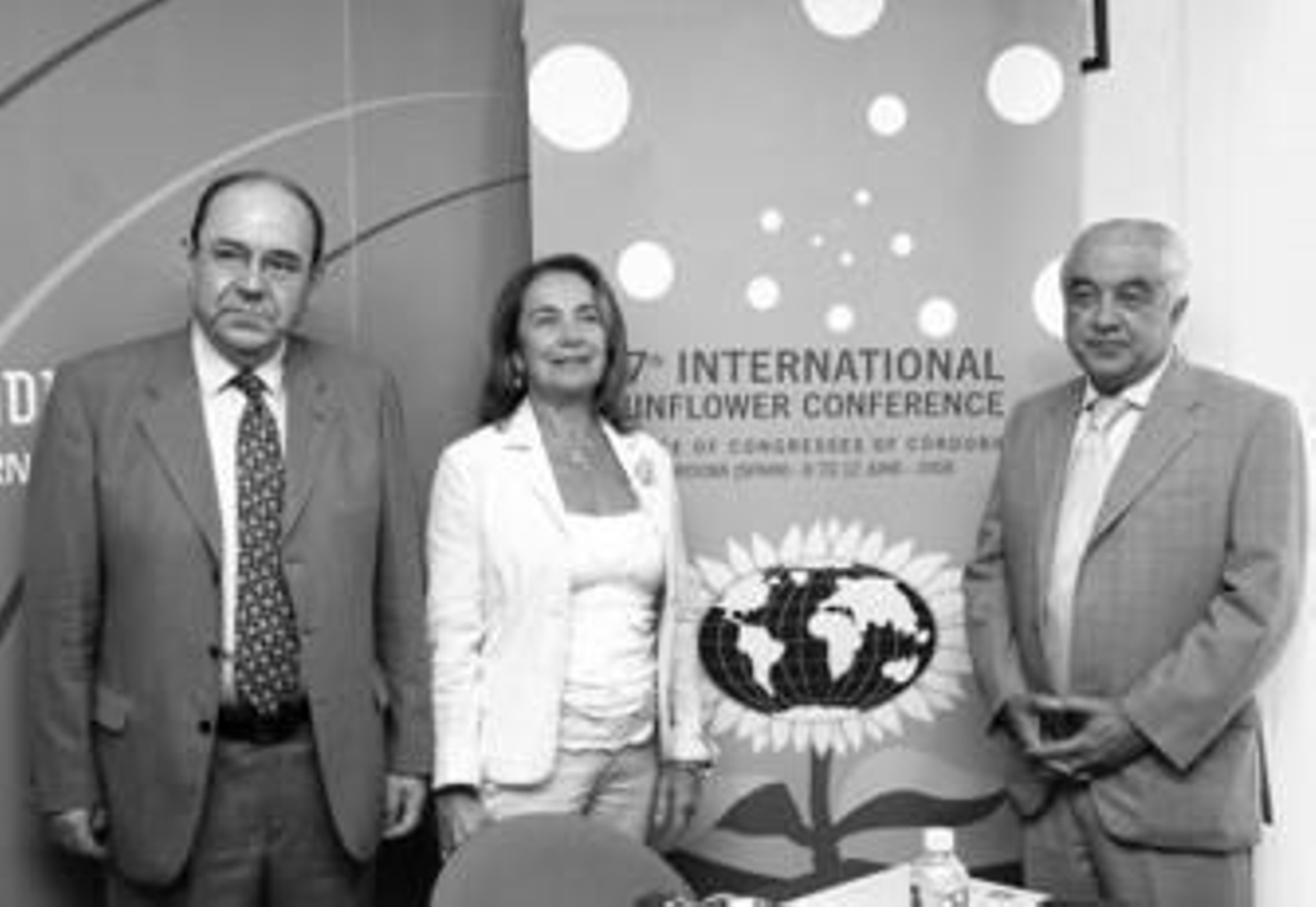 Domínguez, Hermosín y Rizzo, en la presentación del congreso internacional sobre el girasol.