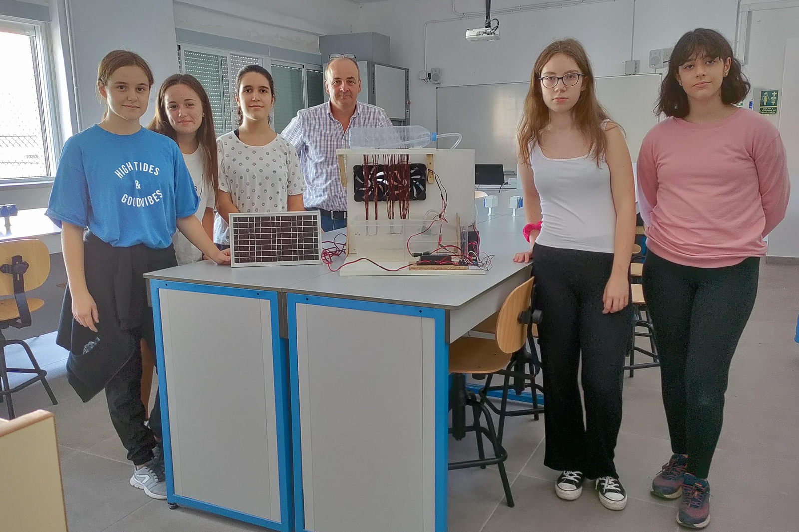 Las alumnas, junto a Alberto Corral, muestran su proyecto.