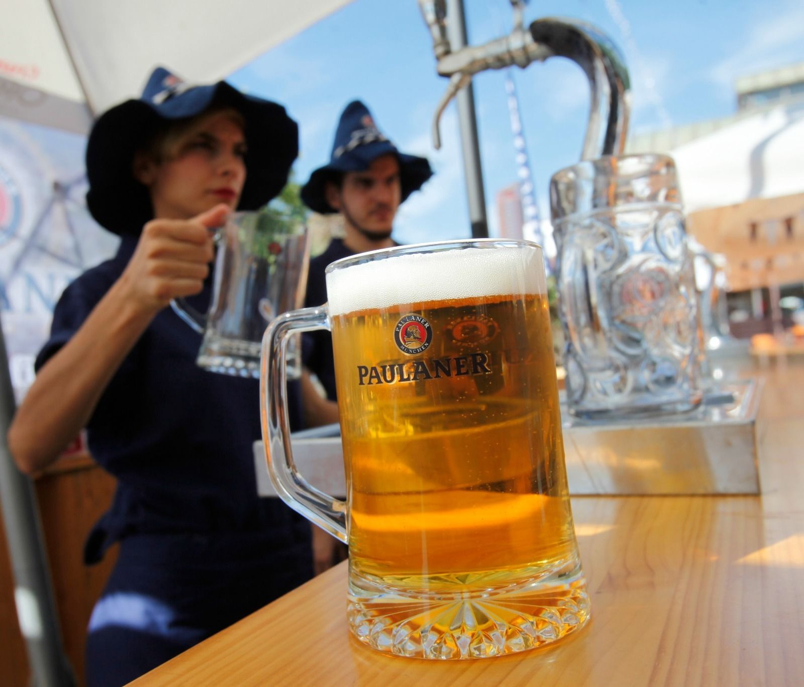 Jarra de cerveza alemana servida en la barra.