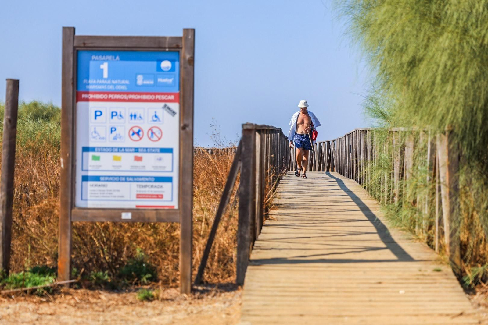 Imágenes de una tranquila mañana en la playa del Espigón de Huelva