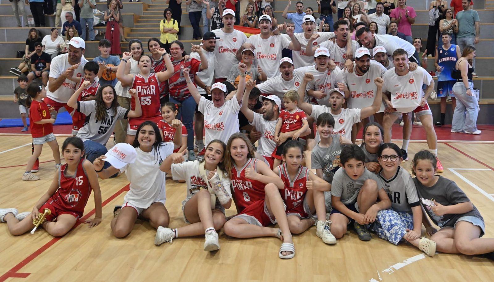 La alegría del Colegio El Pinar tras ser campeón de grupo en Tercera FEB