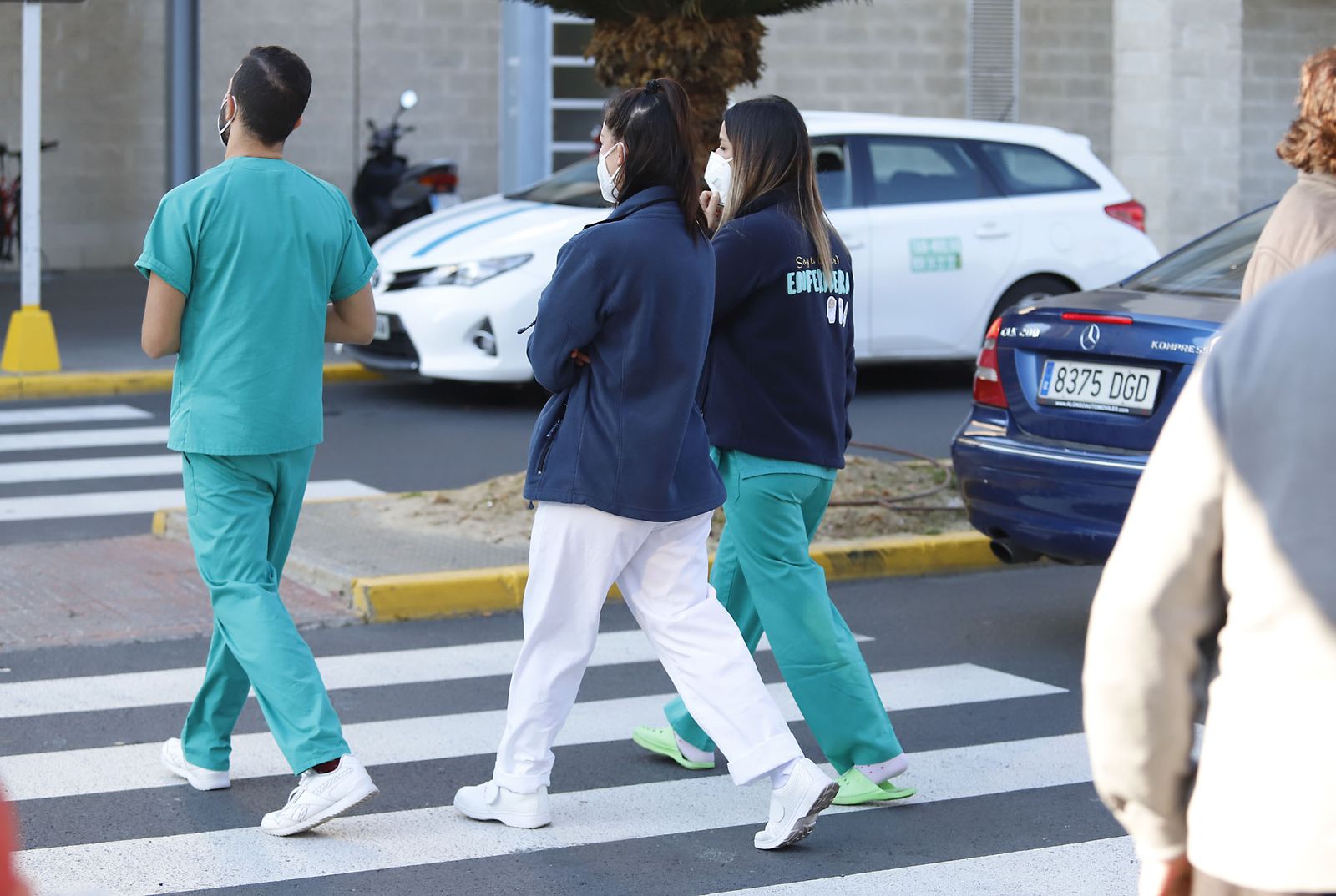Sanitarios se dirigen al Hospital Juan Ramón Jiménez