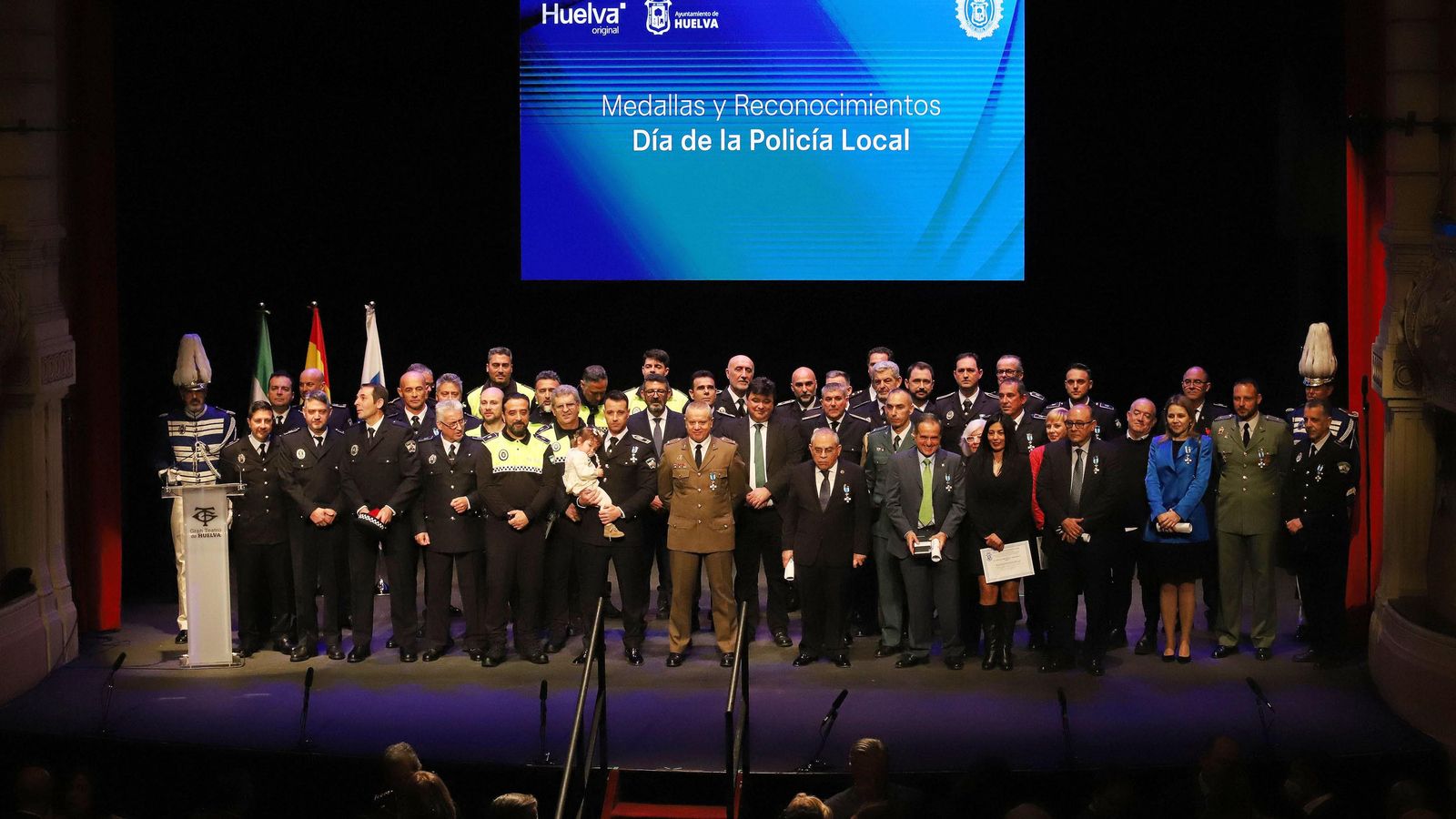 Imágenes de la entrega de medallas y reconocimientos por el Día de la Policía Local