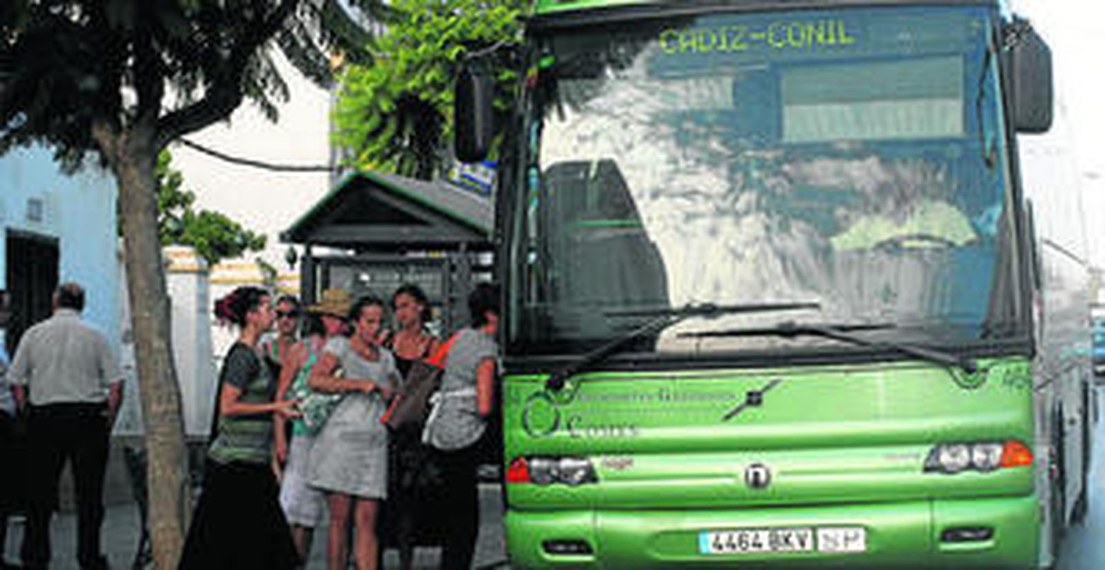 La actual parada de autobuses se encuentra en la Carretera del Punto con una oficina de venta de billetes.