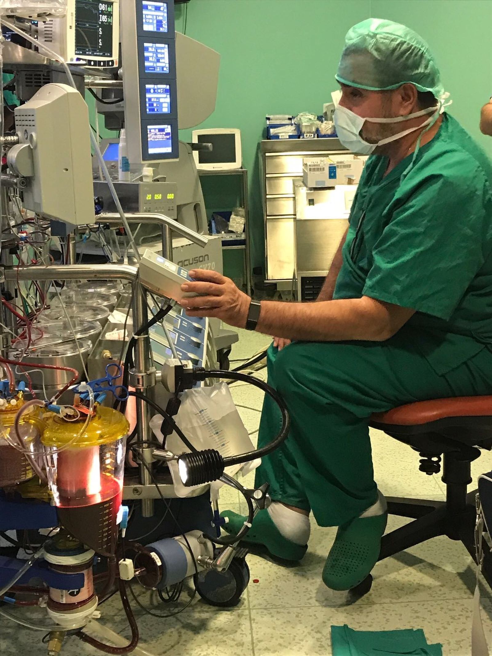 Carlos García Camacho, presidente de la Asociación Española de Perfusionistas, en uno de los quirófanos de Cirugía Cardíaca del Puerta del Mar con la máquina de perfusión.