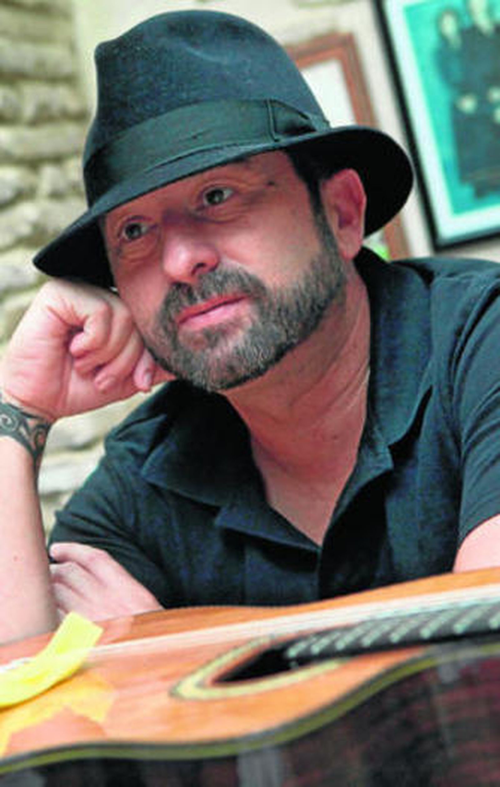 José Luis Figuereo, 'El Barrio', durante la entrevista en su estudio.