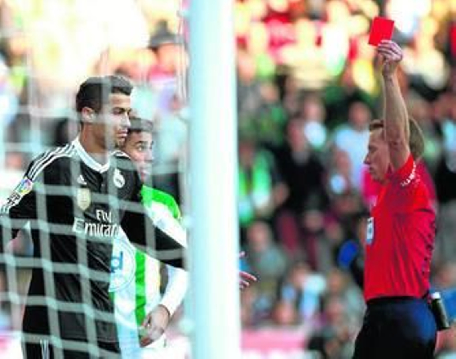 El árbitro canario Hernández Hernández muestra la roja directa a Cristiano Ronaldo por su agresión a Edimar.