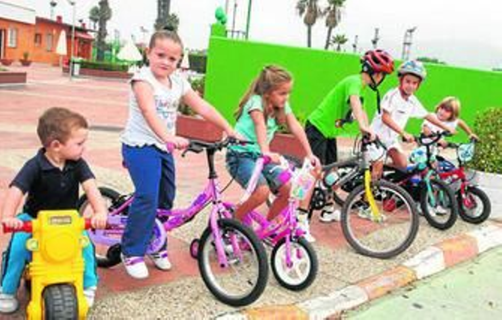 Varios niños en bicicleta, en una de las actividades desarrolladas ayer en el Linense Tenis Club.
