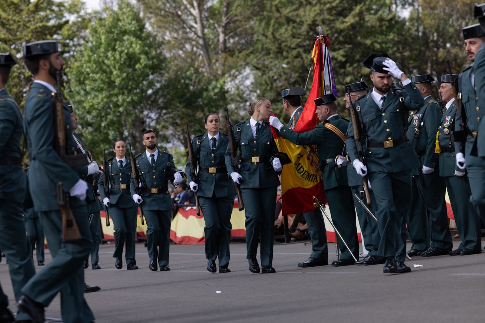 familiares-arropan-a-los-guardias-civiles-en-la-jura-de-bandera-de-la