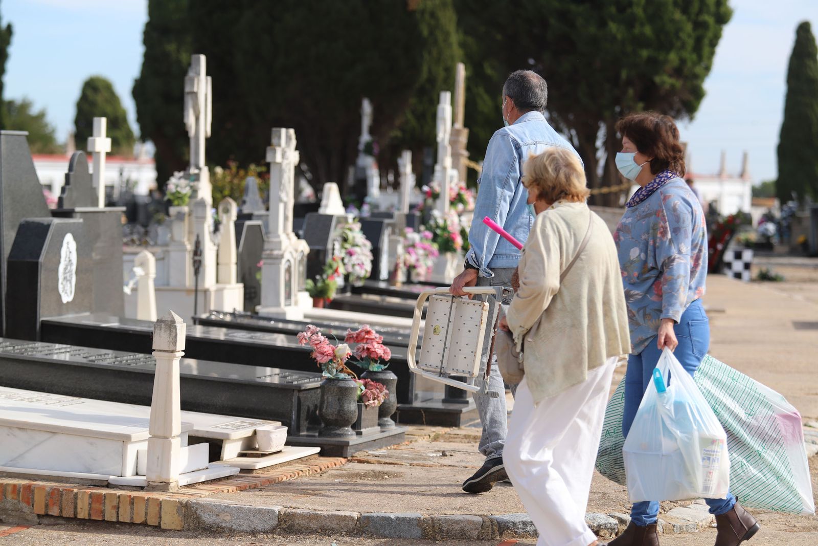 Imágenes de los preparativos en el cementerio de Huelva con motivo de la festividad de Todos los Santos