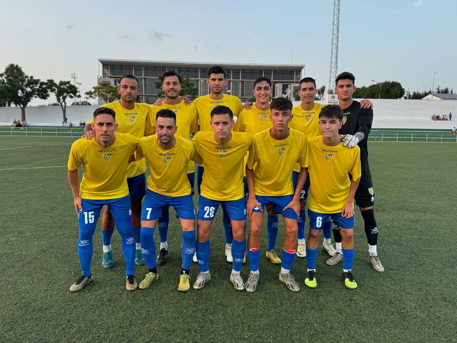 Formación inicial del Conil en el amistoso contra el Barbate.