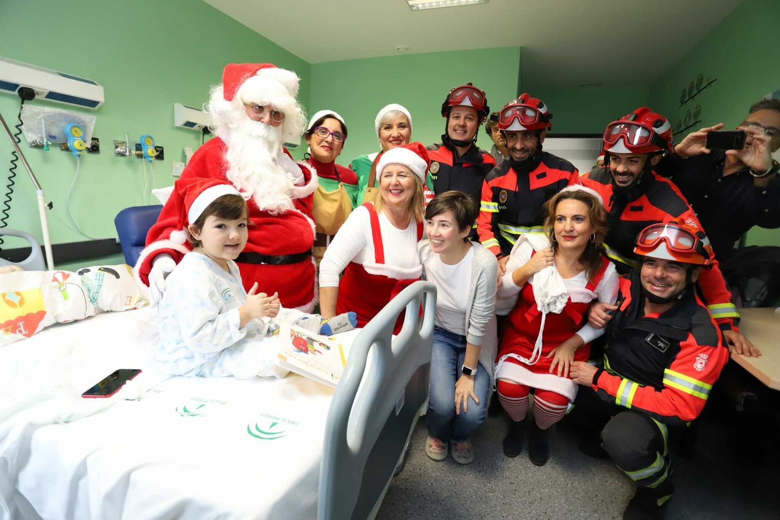 Papá Noel visita a los pacientes más pequeños del Hospital Juan Ramón Jiménez.