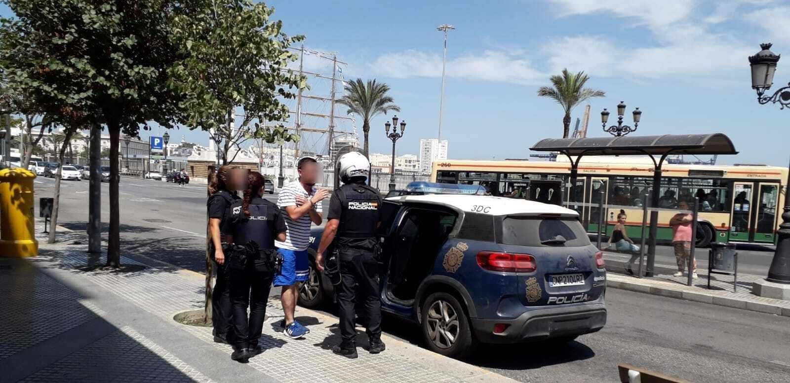 El detenido, ya esposado, momentos antes de ser introducido en uno de los coches-patrulla.