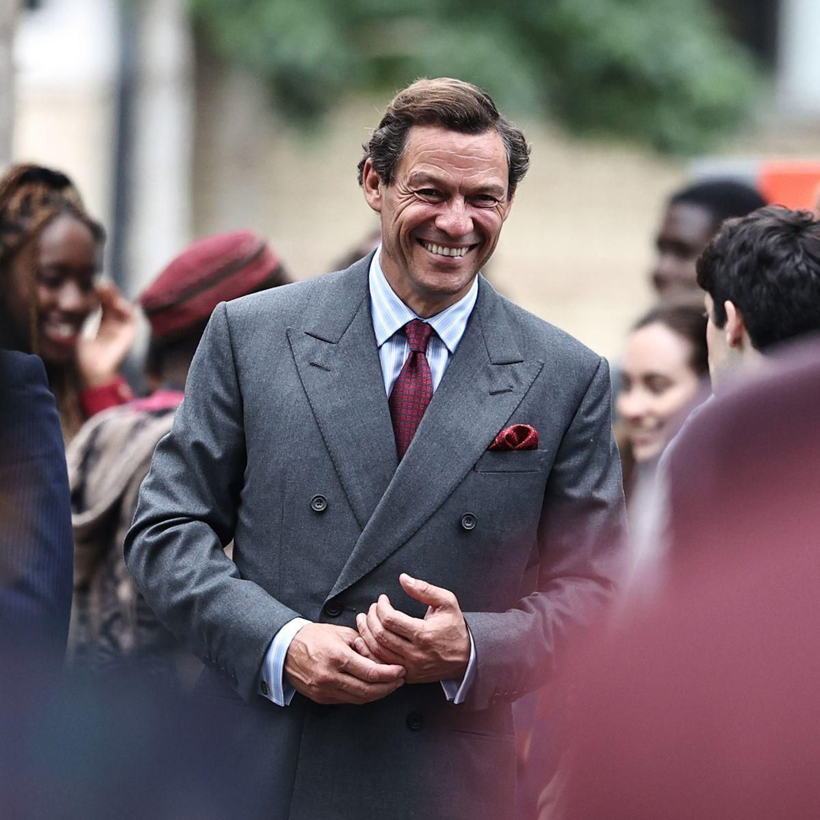 Dominic West como el príncipe Carlos