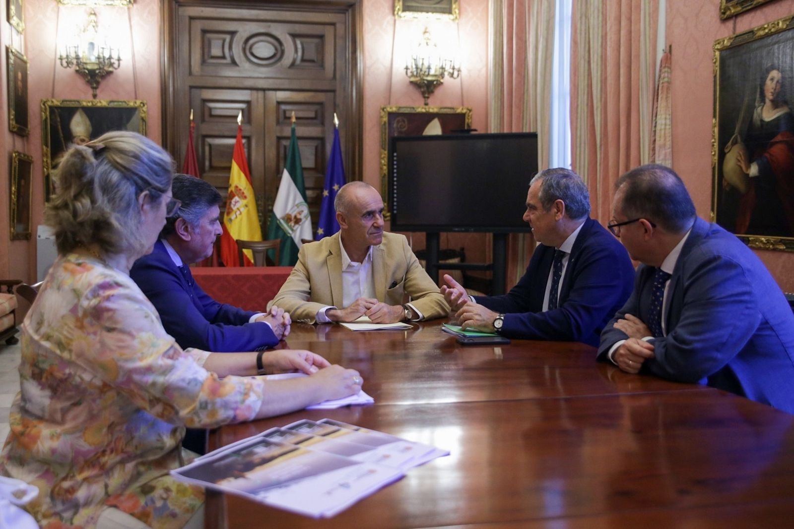 El alcalde de Sevilla, Antonio Muñoz, y el presidente del Consejo General de Farmacéuticos, Jesús Aguilar, durante la reunión para ultimar los preparativos de este evento.